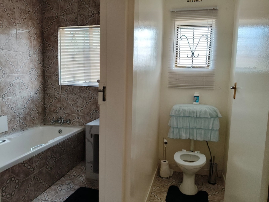 4 Bedroom Property for Sale in Monakato North West